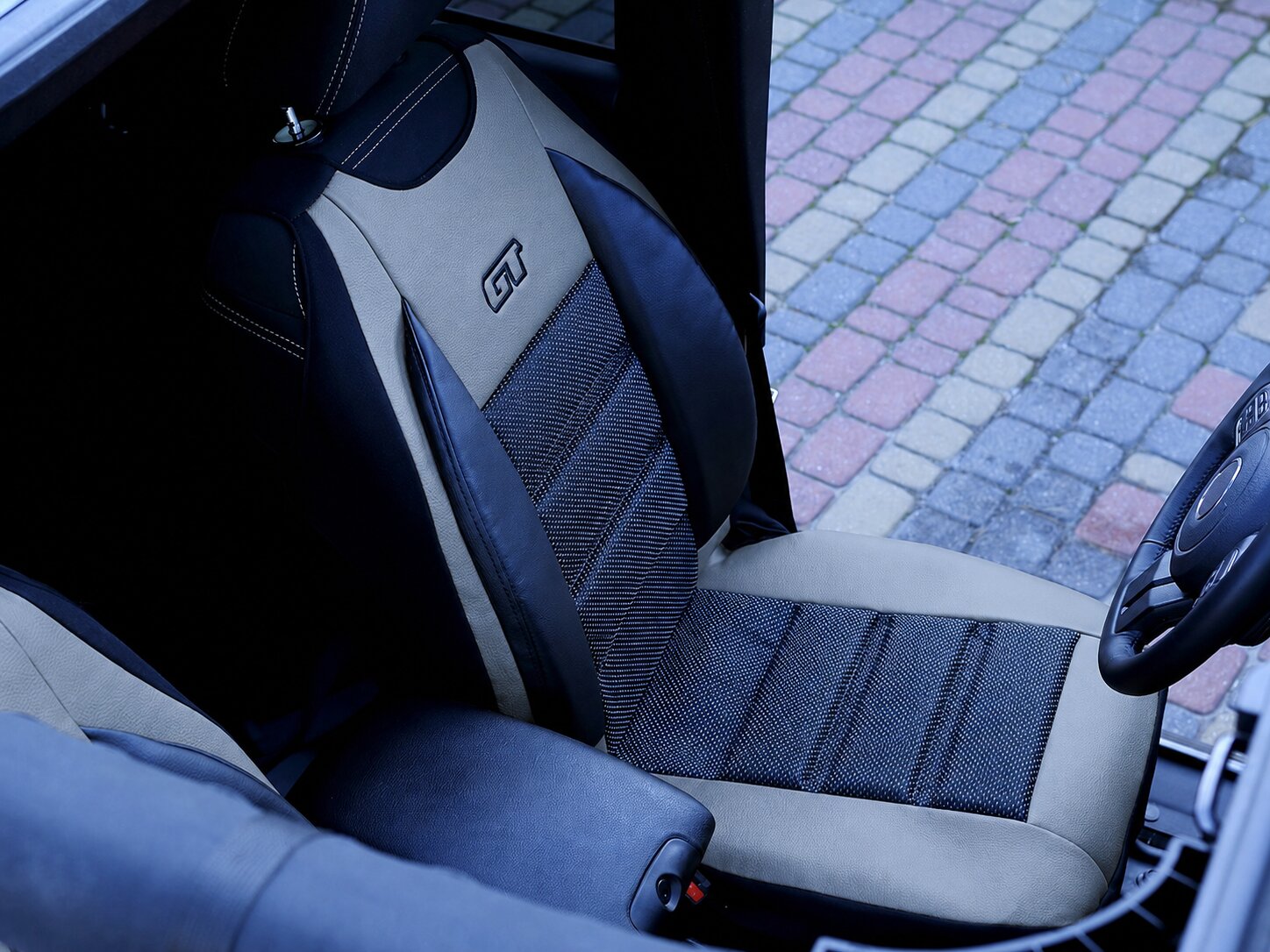 Detail ergonomickej podložky GT Ergonomic na sedadle vodiča