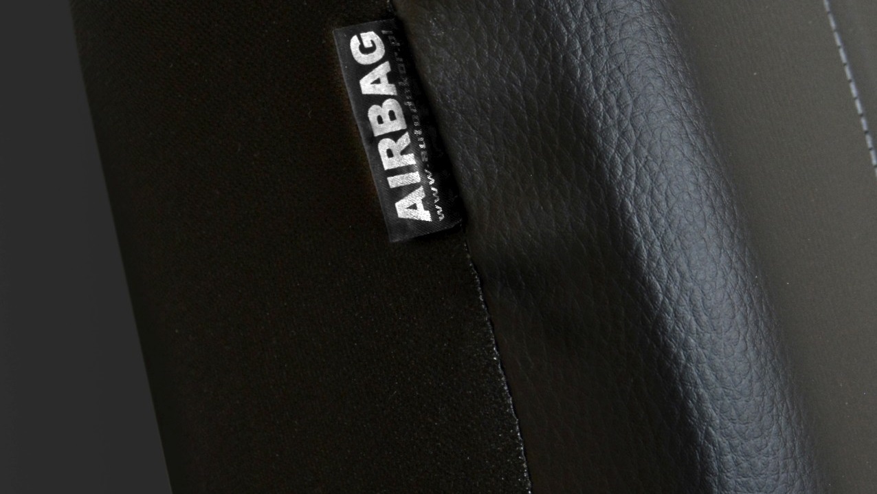 Detail certifikovaného štítku AIRBAG na bočnej strane čierneho poťahu
