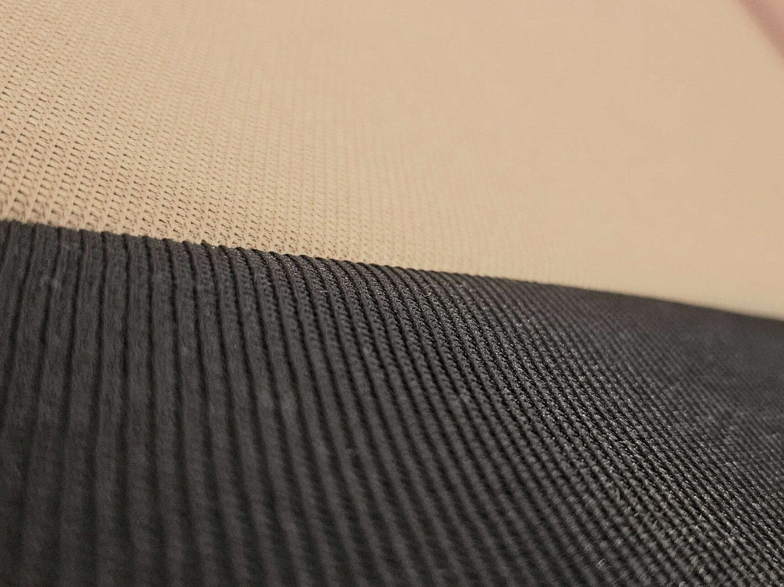 Detail materiálu a výšivky RS na autopoťahoch