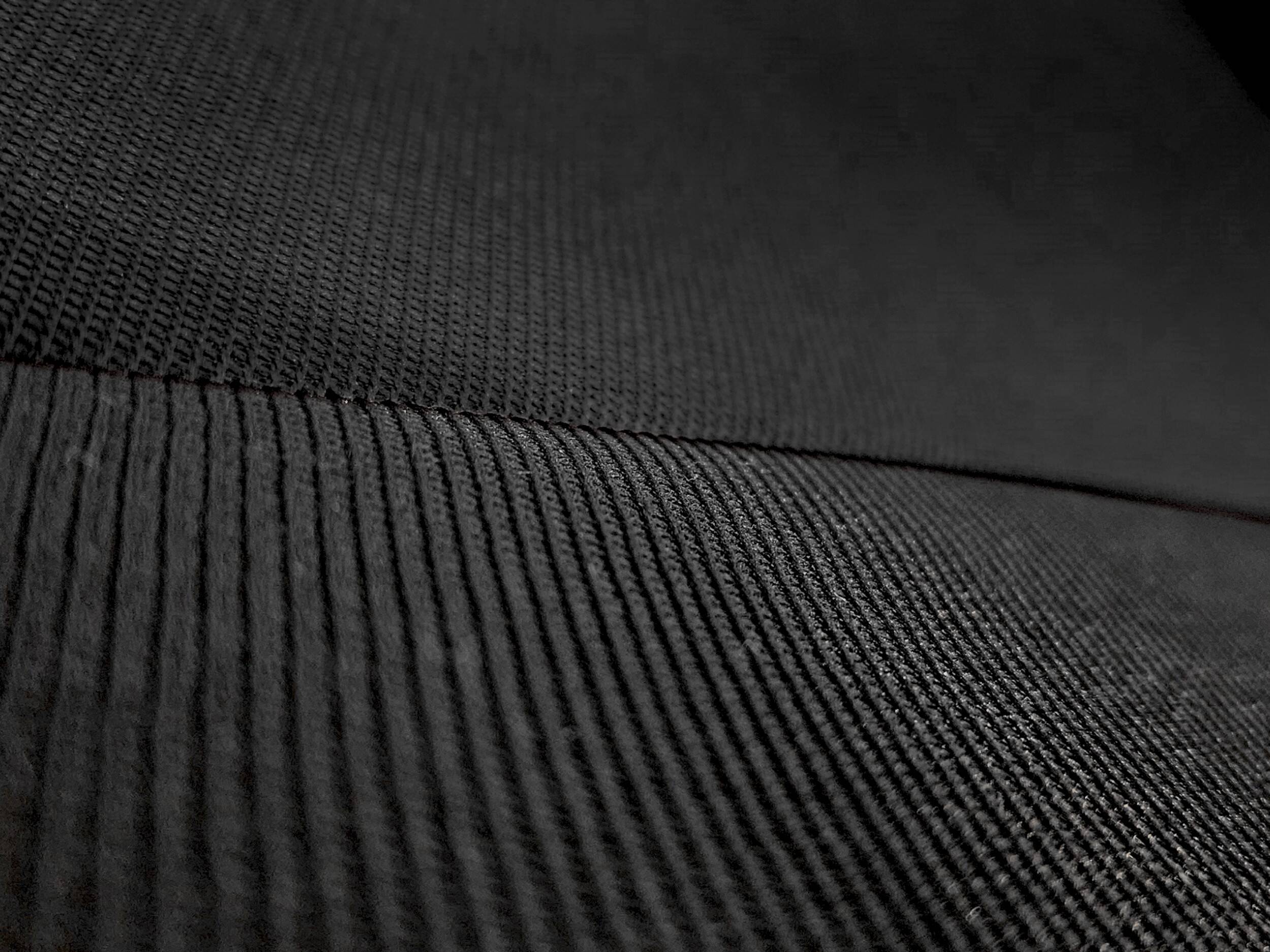 Detail materiálu a výšivky RS na autopoťahoch