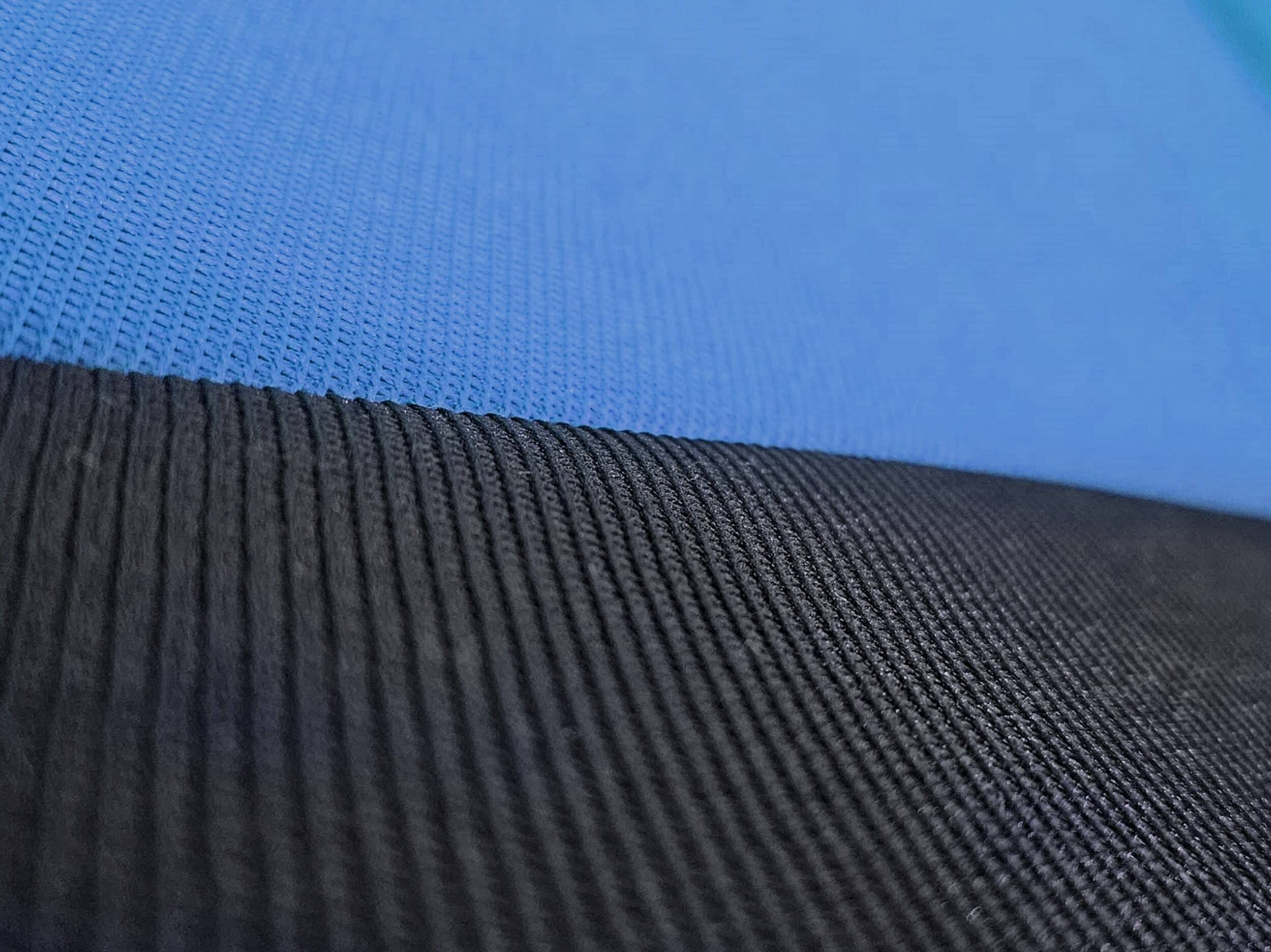 Detail materiálu a výšivky RS na autopoťahoch