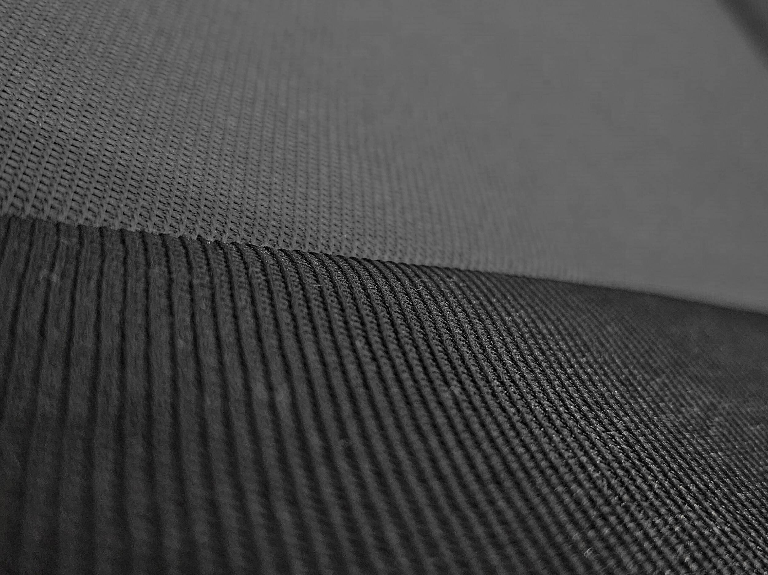 Detail materiálu a výšivky RS na autopoťahoch