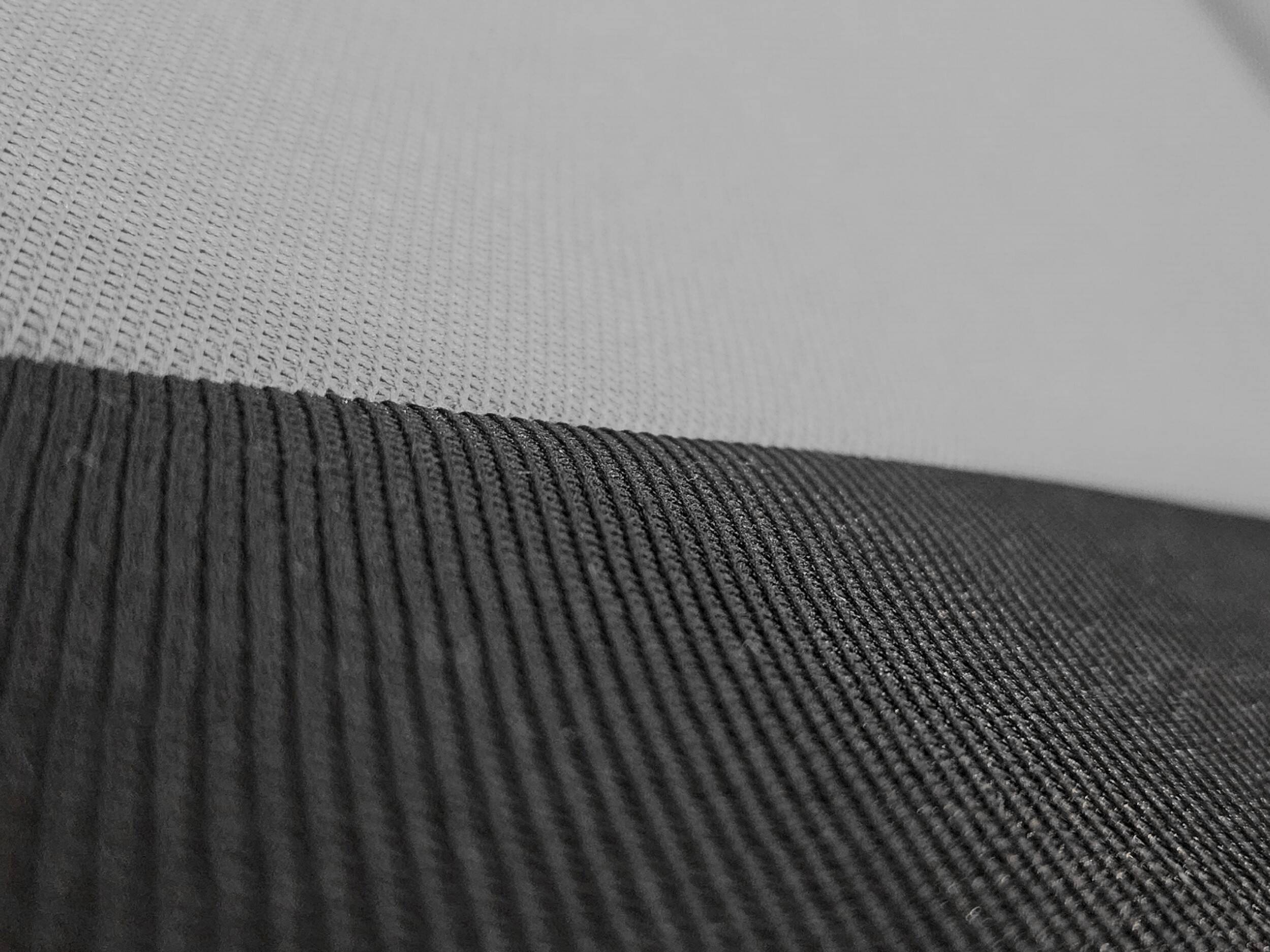 Detail materiálu a výšivky RS na autopoťahoch