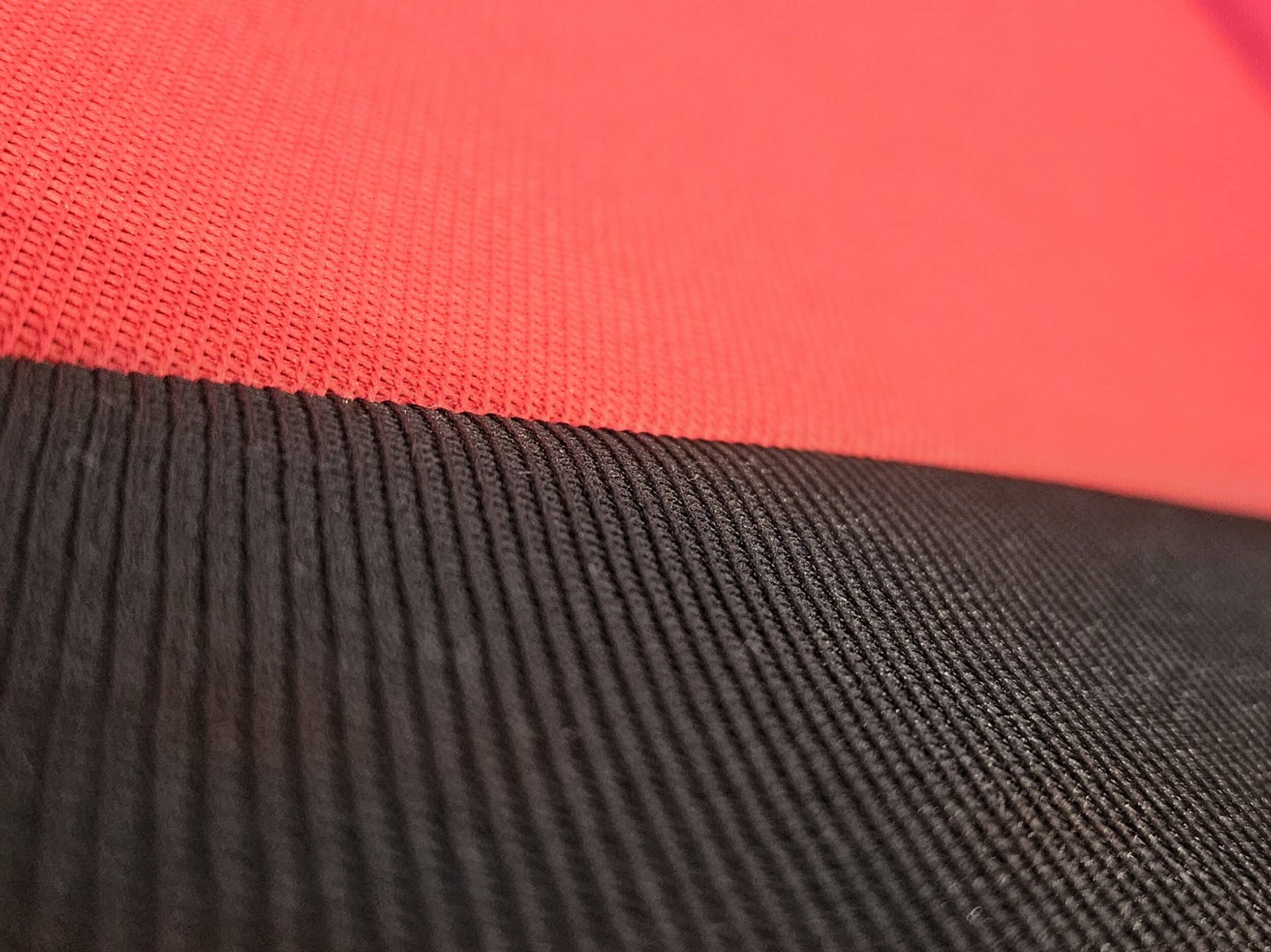 Detail materiálu a výšivky RS na autopoťahoch