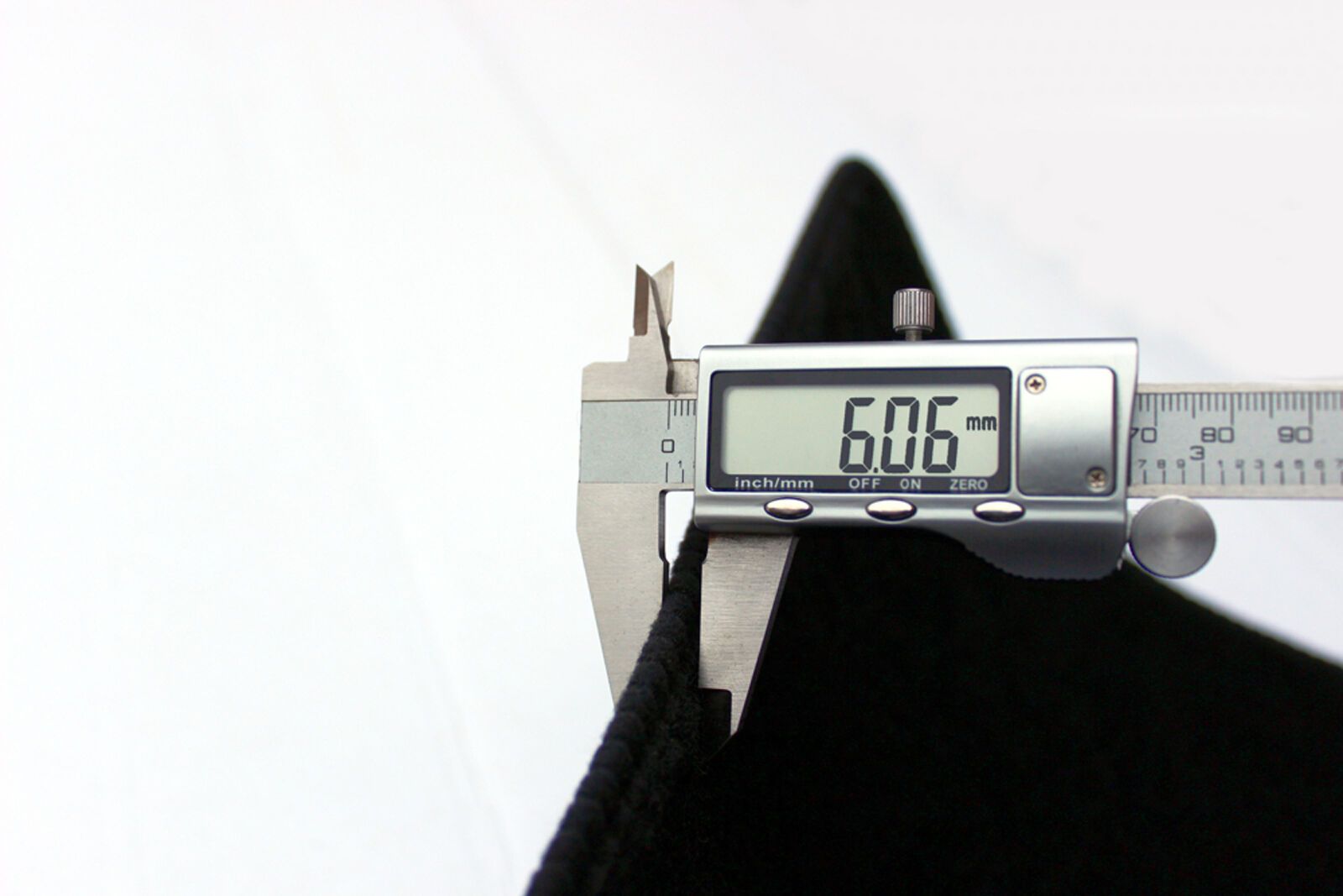 Meranie hrúbky autokoberca posuvným meradlom