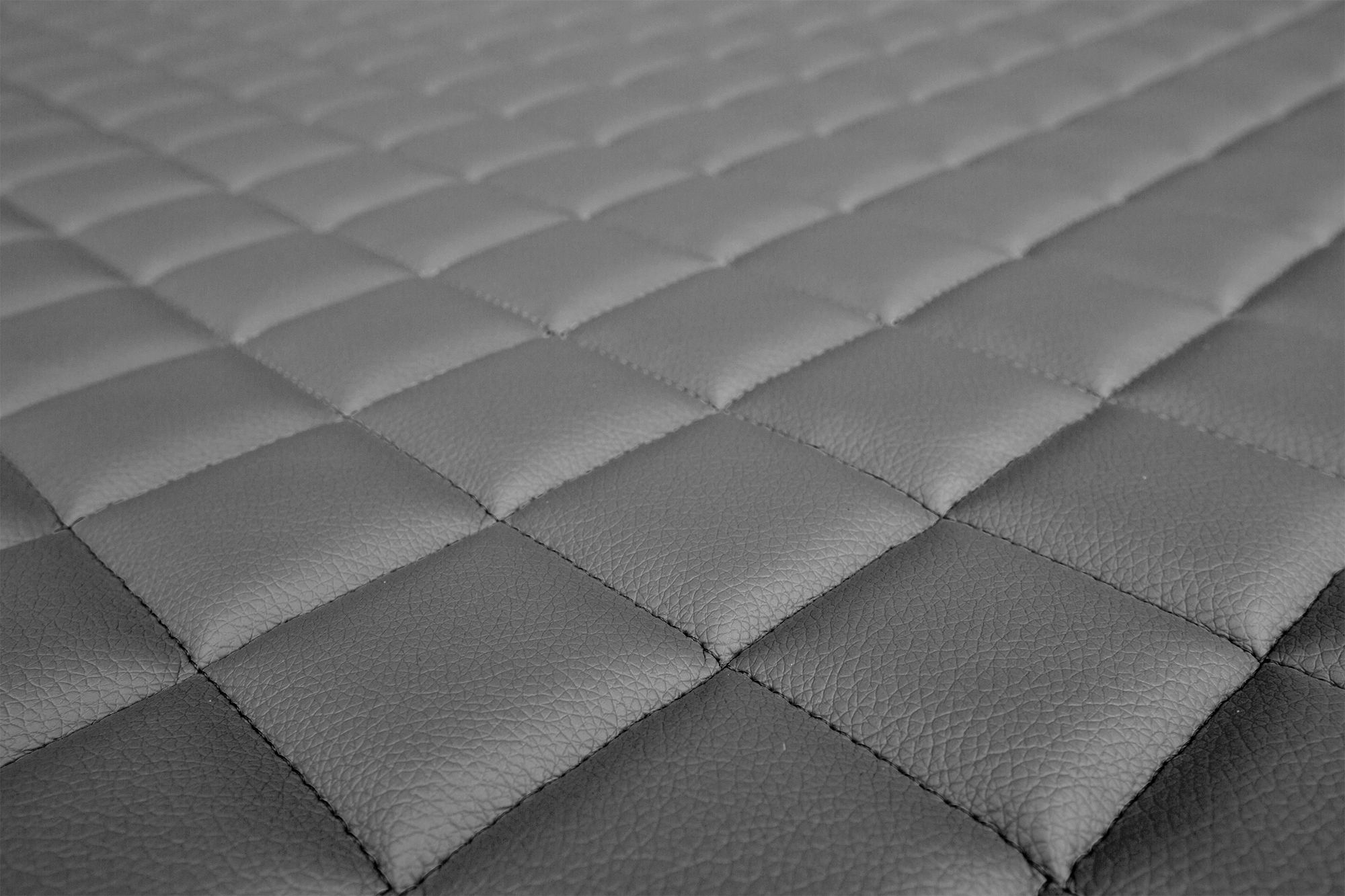 Detail povrchu a prešívania poťahov ELEGANCE Q: Sivá